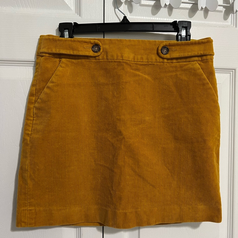 Banana Republic skirt. 98% Cotton. Feels like Corduroy material.